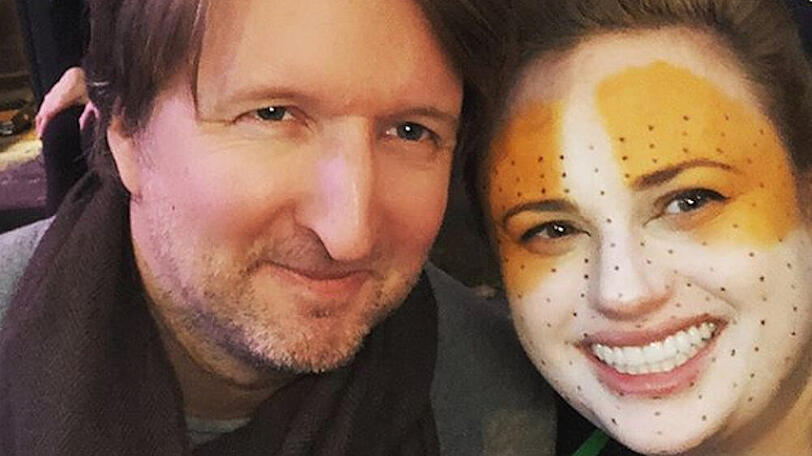 Rebel Wilson und Regisseur Tom Hooper am Filmset von "Cats"