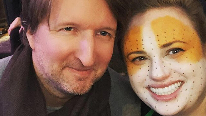 Rebel Wilson und Regisseur Tom Hooper am Filmset von "Cats" Rebel Wilson und Regisseur Tom Hooper am Filmset von "Cats"