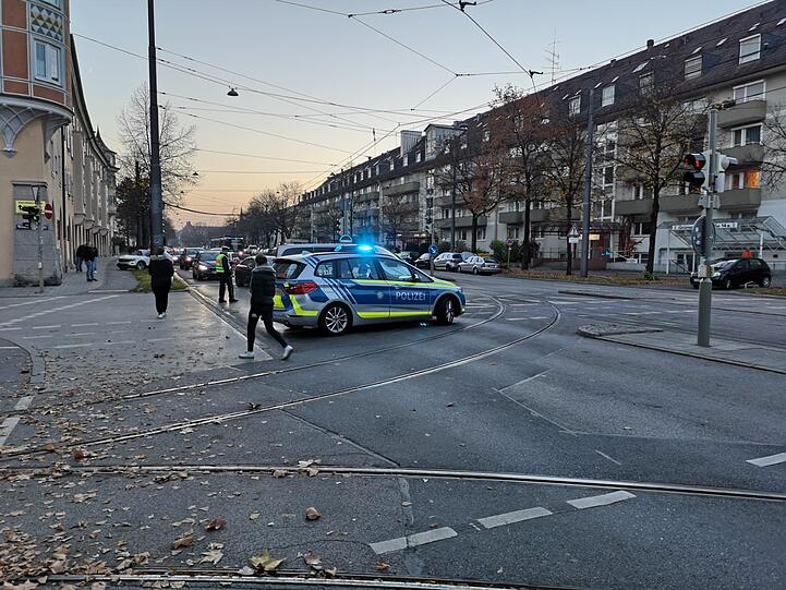 Die Tegernseer Landstraße musste auch eine Stunde nach dem Spiel noch durch die Polizei gesperrt werden, als die Gästefans zur U-Bahn geleitet wurden. Die Folge: Auch auf der "Tela" bildete sich ein langer Stau.