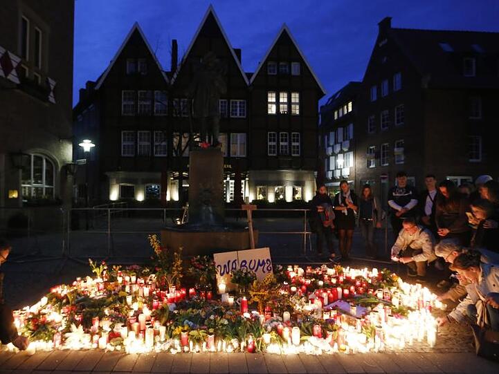 Ein Meer aus Kerzen in Münster: Ein psychisch labiler Deutscher raste vor einem Jahr mit seinem Kleintransporter einen Biergarten, tötete vier Menschen und erschoss sich danach.