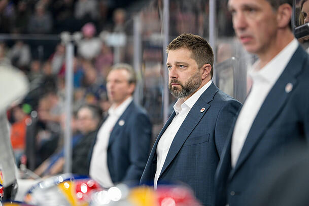 Konnte in der laufenden Saison erst zwei Siege einfahren: EHC-Coach Oliver David. Konnte in der laufenden Saison erst zwei Siege einfahren: EHC-Coach Oliver David.
