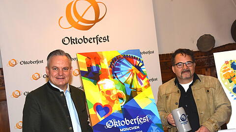 Wiesn-Chef Christian Scharpf (SPD) hat am Freitag, 6.2. das diesj&auml;hrige Wiesnplakat enth&uuml;llt. Gewinner ist der Grafiker Florian Huber (r.).