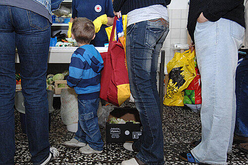 Allltag für immer mehr Familien: Anstehen für eine Mahlzeit.
