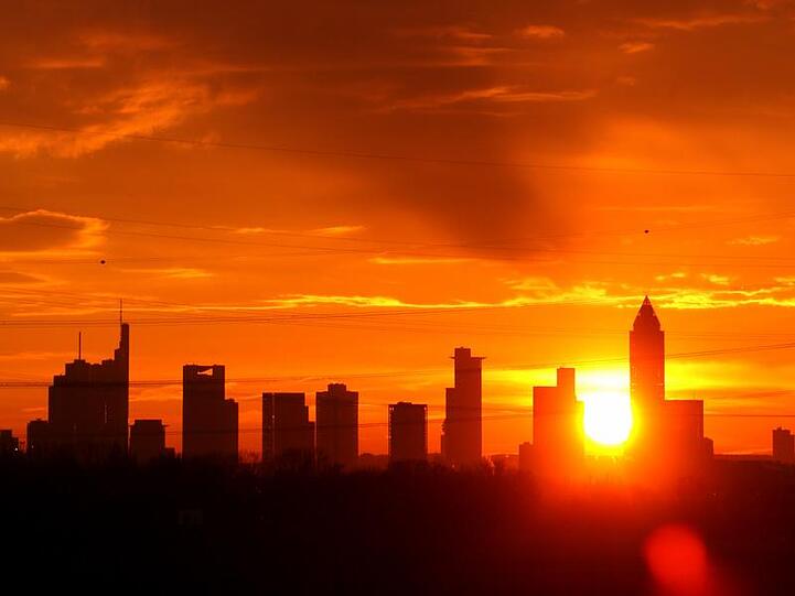 Sonnenaufgang hinter der Frankfurter Skyline.