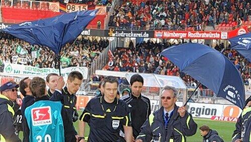 Schiedsrichter Michael Weiner (Mitte) und seine Assistenten mussten am 19. März im easyCredit-Stadion vor diversen Wurfgeschossen geschützt werden. Juristisches Nachspiel garantiert. Schiedsrichter Michael Weiner (Mitte) und seine Assistenten mussten am 19. März im easyCredit-Stadion vor diversen Wurfgeschossen geschützt werden. Juristisches Nachspiel garantiert.