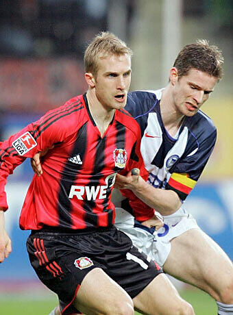...nach Leverkusen. Dort wurde er gleich Stammspieler und Leistungsträger in der Bundesliga und in der Champions League. Doch dann warfen ihn zahlreiche Verletzungen zurück. Über die Zwischenstation Stuttgart kehrte er 2007 nach Giesing zurück.