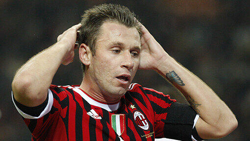 Stürmer Antonio Cassano vom italienischen Erstligisten AC Mailand wird sich am Freitagmorgen einer Herz-Operation unterziehen. Stürmer Antonio Cassano vom italienischen Erstligisten AC Mailand wird sich am Freitagmorgen einer Herz-Operation unterziehen.