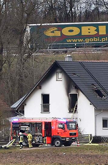 In Allershausen bei Freising stand am Montagnachmittag ein Wohnhaus in Vollbrand. Der Sachschaden beläuft sich auf rund 200.000 Euro.