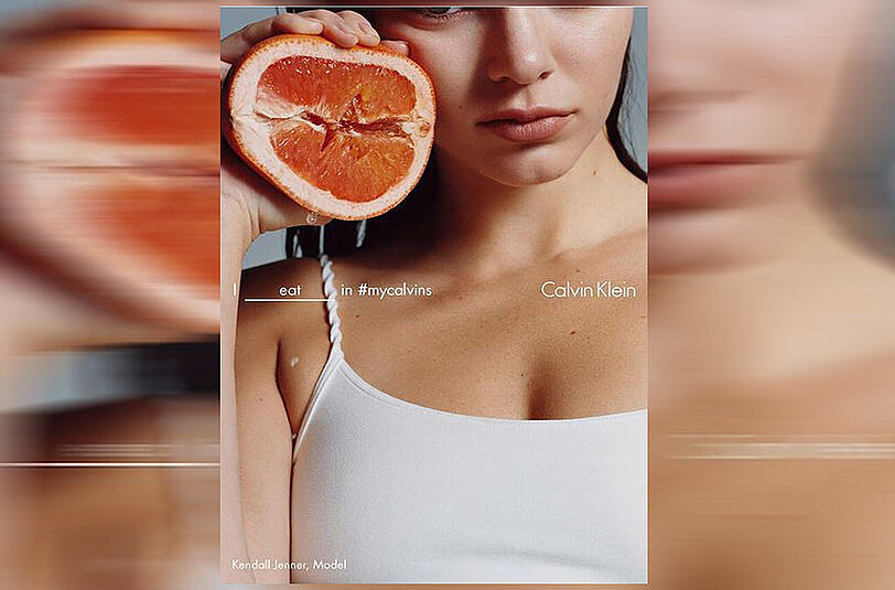 Auf diesem Bild quetscht die 20-jährige Kendall Jenner eine Grapefruit in ihrer Hand zusammen. Dass dabei Assoziationen geweckt werden, ist sicher kein Zufall.