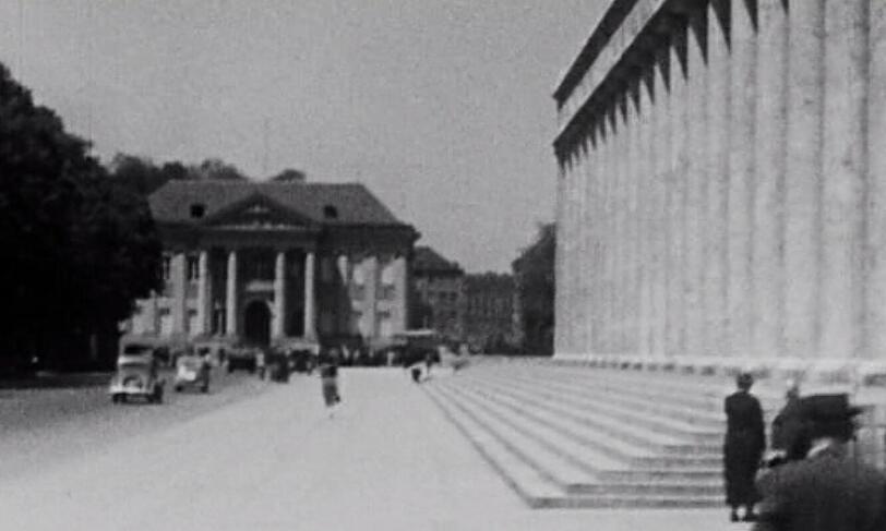 Rechts das Haus der Kunst an der damals noch sehr schmalen Prinzregentenstraße. Im Hintergrund das Prinz-Carl-Palais.