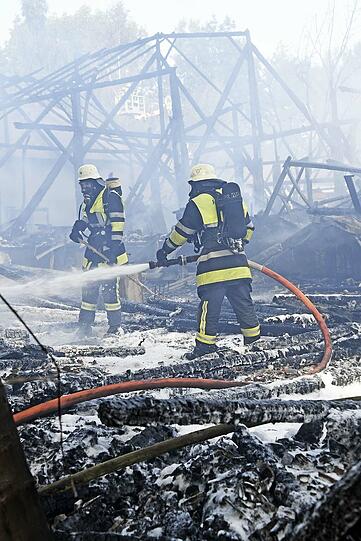 Die Bilder vom Großbrand in der Lagerhalle in Haimhausen.