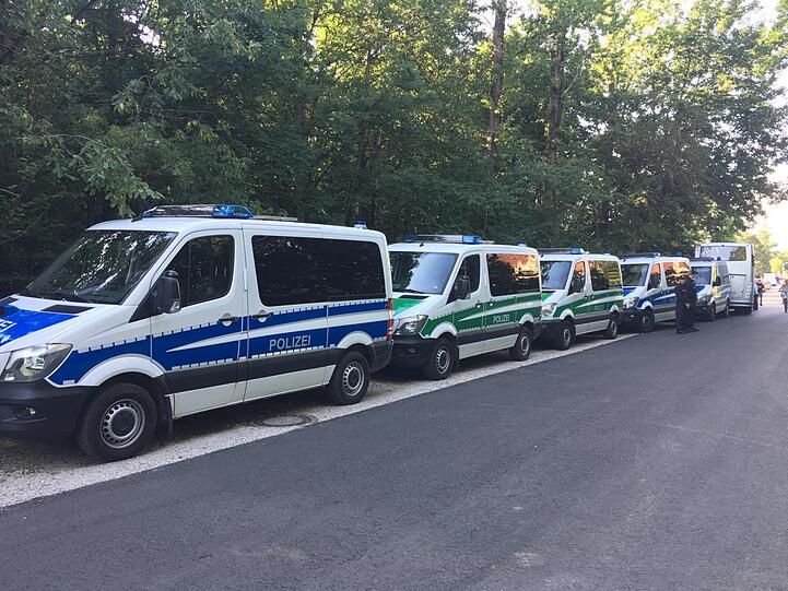 Rund 150 Einsatzkräfte durchsuchten am Freitagvormittag den Truderinger Wald bei Waldperlach.