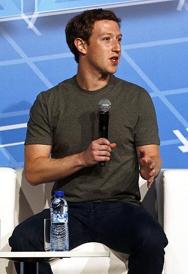 Hat in diesen Tagen - nach der Übernahme von WhatsApp - viel zu erklären: Facebook-Gründer Mark Zuckerberg beim Mobile World Congress in Barcelona.
