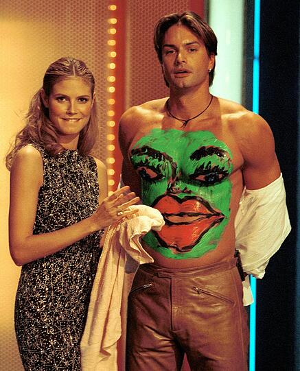 Heidi Klum bemalte 2000 bei "Wetten, dass..?" den Oberkörper von Marcus Schenkenberg.