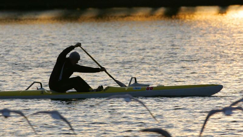Ein Kanufahrer fährt bei Sonnenuntergang über das Wasser. Foto: Peter Steffen dpa/Archivbild Ein Kanufahrer fährt bei Sonnenuntergang über das Wasser. Foto: Peter Steffen dpa/Archivbild