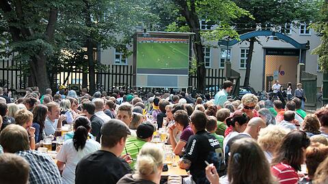 Ein Public Viewing wie früher wird es 2021 leider nicht geben können, doch hier und da können Fußballfans in München gemeinsam die EM-Spiele verfolgen.