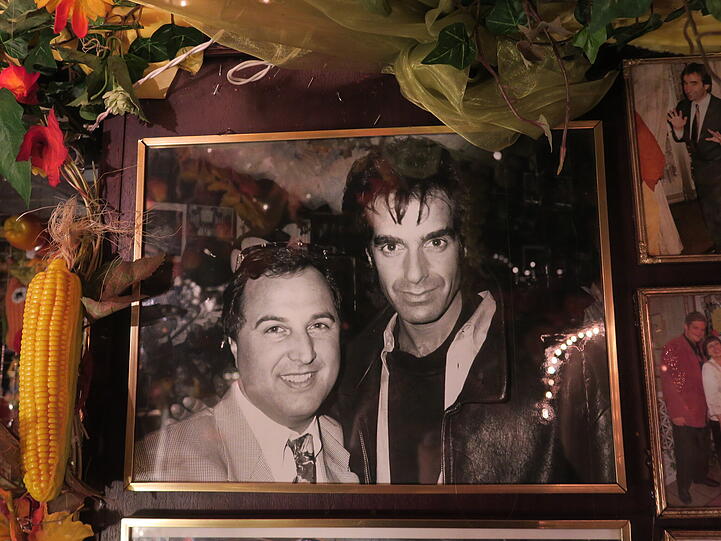Er gründete einst das legendäre Roy: Ex-Promi-Wirt und Bar-Namensgeber Roy Dubowy (l.), der heute vor allem in Italien lebt, auf dem Foto mit Magier David Copperfield.