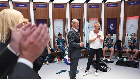 Aufmunternder Kabinenbesuch von Bundeskanzler Olaf Scholz (M) bei den Spielerinnen nach der Finale-Niederlage.