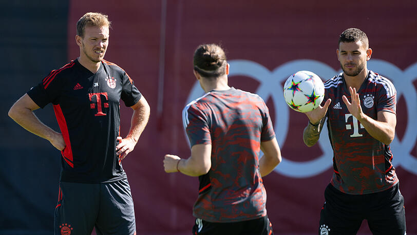 Julian Nagelsmann (l.) lässt Marcel Sabitzer gegen den FC Barcelona von Beginn an ran.