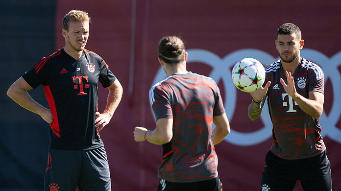 Julian Nagelsmann (l.) lässt Marcel Sabitzer gegen den FC Barcelona von Beginn an ran.