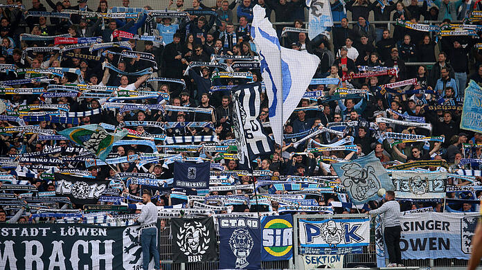 Wandten sich zwischenzeitlich vom Spiel ab: Die Ultras des TSV 1860.