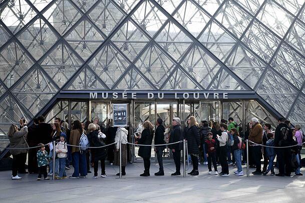 Der Raubüberfall im Louvre in Paris schockierte viele Menschen. Der Raubüberfall im Louvre in Paris schockierte viele Menschen.