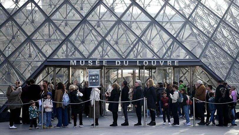 Der Raubüberfall im Louvre in Paris schockierte viele Menschen. Der Raubüberfall im Louvre in Paris schockierte viele Menschen.