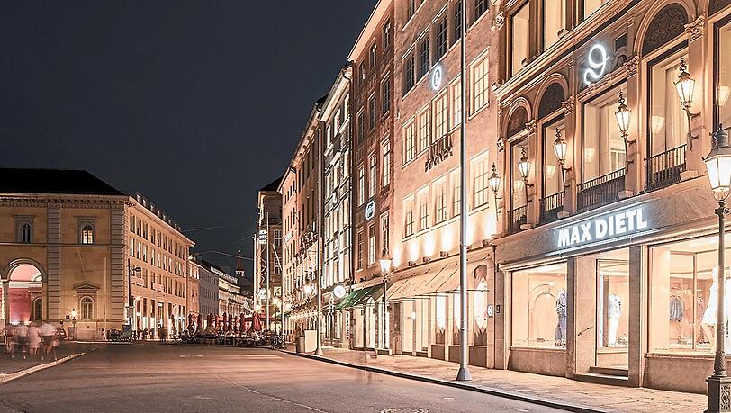 Nicht zufällig in bester Lage: Das Modegeschäft mit eigener Schneiderei in der Residenzstraße, Max Dietl. Nicht zufällig in bester Lage: Das Modegeschäft mit eigener Schneiderei in der Residenzstraße, Max Dietl.