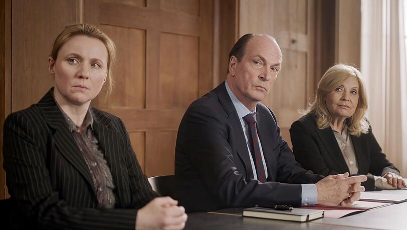 Markus Gellert (Herbert Knaup) und Isa von Brede (Sabine Postel, rechts) verteidigen Silke Runge (Winnie Böwe). Die Mutter von Gellerts Tochter Charlie wird des Mordes beschuldigt. Isa wiederum muss Markus rechtlich beistehen, weil er der Strafvereitelung beschuldigt wird. Markus Gellert (Herbert Knaup) und Isa von Brede (Sabine Postel, rechts) verteidigen Silke Runge (Winnie Böwe). Die Mutter von Gellerts Tochter Charlie wird des Mordes beschuldigt. Isa wiederum muss Markus rechtlich beistehen, weil er der Strafvereitelung beschuldigt wird.