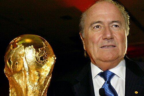 Fifa-Chef Joseph Blatter gab die Austragungsländer der Weltmeisterschaften 2018 und 2022 bekannt.