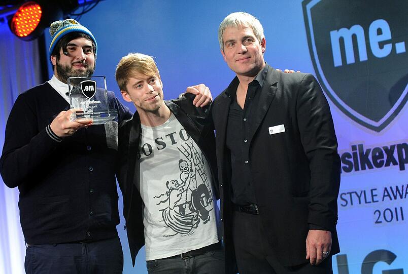 Rainer Schmidt (r) überreichte Jens "Jence" (M) und Ismail "Isi" (l), Mitglieden der Band Digitalism, den Award für "Performer Domestic". Der Preis wurde ihnen .