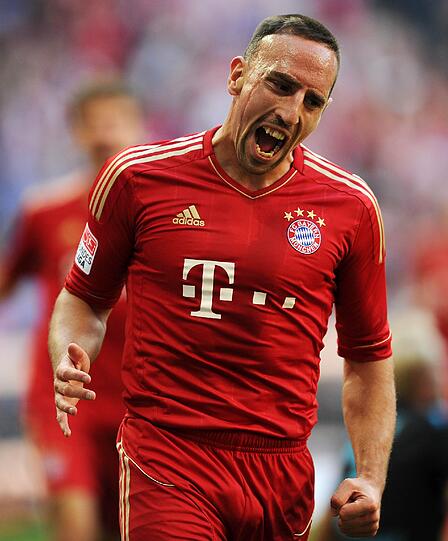 Franck Ribéry: Note 1. Hatte Ochs und Beck als Aufpasser. War ihm egal, überrannte beide &ndash; nichts zu sehen von muskulären Problemen. Mit seinen ersten beiden Saisontoren Matchwinner, bekam stehende Ovationen bei der Auswechslung.