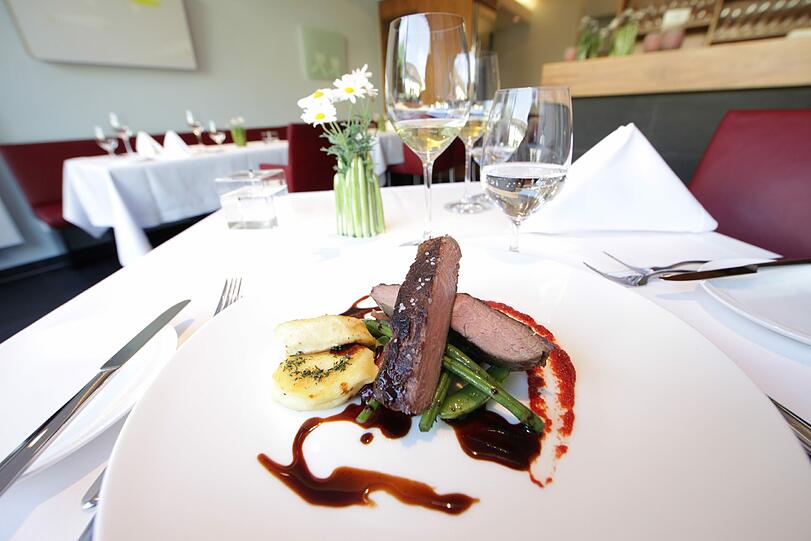 Im Restaurant &bdquo;Huber&ldquo; ist stets das Produkt der Star. So wie beim Hauptgang der Ess-Klasse, bei dem ein Flat Iron Steak mit hausgemachtem Ketchup serviert wird.