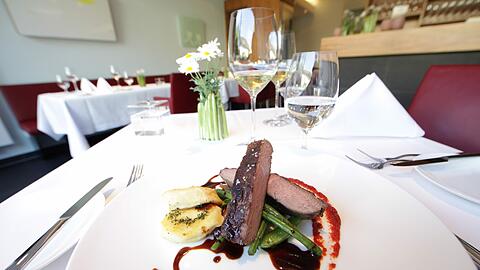 Im Restaurant &bdquo;Huber&ldquo; ist stets das Produkt der Star. So wie beim Hauptgang der Ess-Klasse, bei dem ein Flat Iron Steak mit hausgemachtem Ketchup serviert wird.