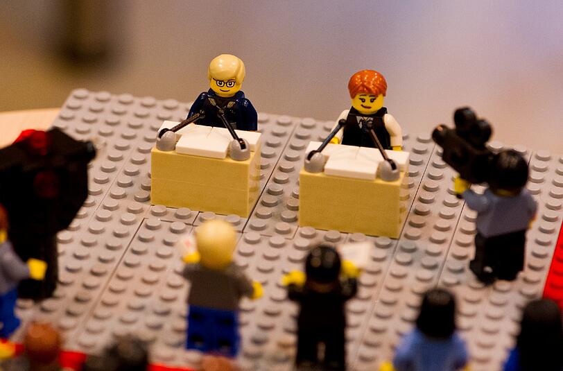 Das Legoland Oberhausen hat das TV-Duell schon mal nachgestellt: Steinbrück (li.) trägt dabei eine ungewohnt dichte Haarpracht und Merkel ist rothaarig.