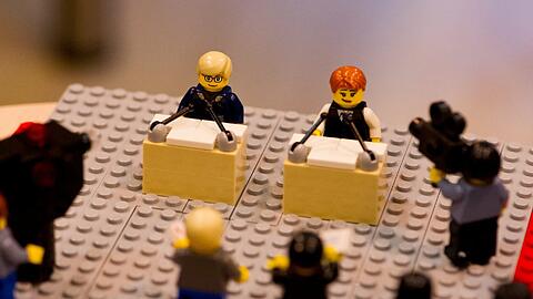Das Legoland Oberhausen hat das TV-Duell schon mal nachgestellt: Steinbrück (li.) trägt dabei eine ungewohnt dichte Haarpracht und Merkel ist rothaarig.
