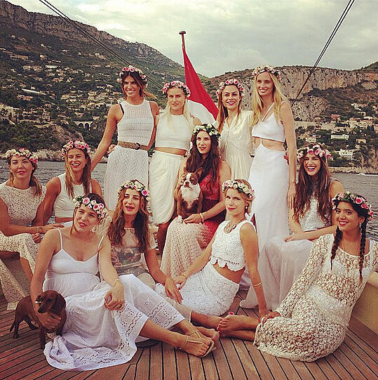 Der Junggesellinnenabschied: Einen Tag vor der Trauung entstand dieses Foto, das Tatiana Santo Domingo (Mitte) mit Freundinnen zeigt. Unten vor der Braut sitzt Charlotte Casiraghi. Man kann deutlich sehen, dass sie schwanger ist. Die jungen Frauen folgten dem Dresscode, helle Kleider im Hippie-Stil und einen Blumenkranz auf dem Kopf zu tragen. Tatianas Tante twitterte das Bild.