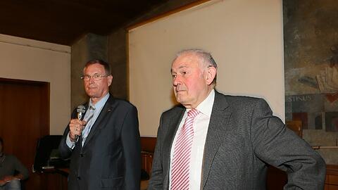 Johannes Singhammer (links) und Patrizia-Ombudsmann Günther Beckstein beim Bürgerdialog "Fragen zum Mieterschutz in GBW-Wohnungen".