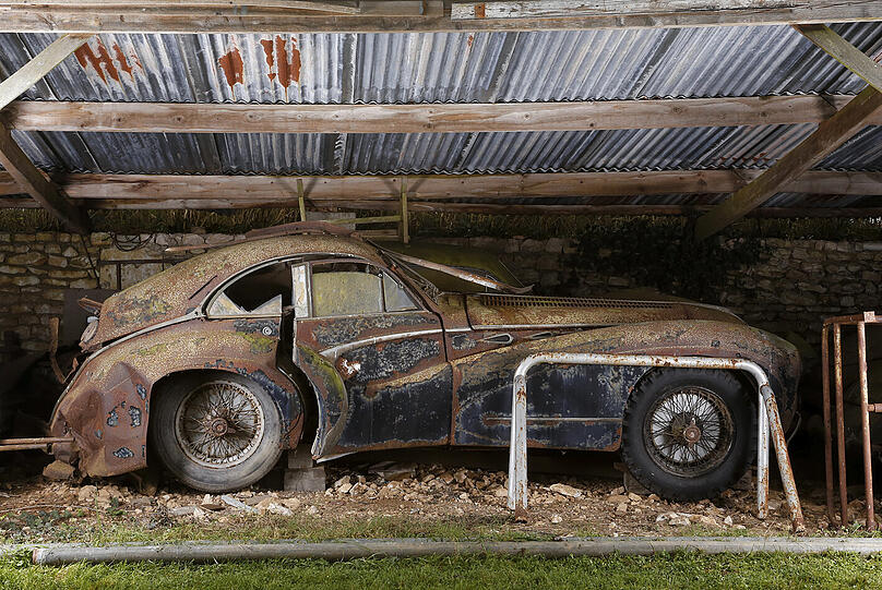 In einer französischen Scheunde wurden Dutzende legendäre Oldtimer gefunden. Geschätzer Wert: rund 16 Millionen Euro.