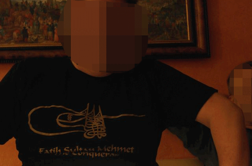 Richter Manfred Deuster im Sultan-T-Shirt.
