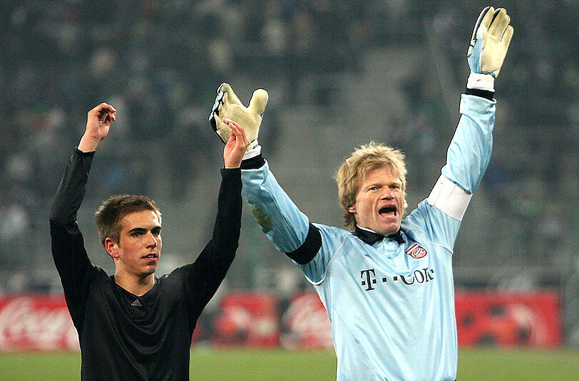 Zehn Jahre her: Philipp Lahm und Oliver Kahn (von links) jubeln am 27. Januar 2006 nach dem 3:1-Sieg gegen Borussia Mönchengladbach den Bayern-Fans zu.