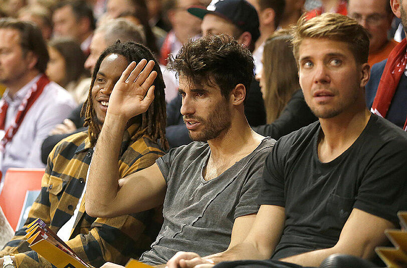 Renato Sanches (l.) und Javi Martínez (m.) schauten sich das Spiel ebenfalls an. Auch Ex-Bayern-Basketballer Steffen Hamann war zu Gast.