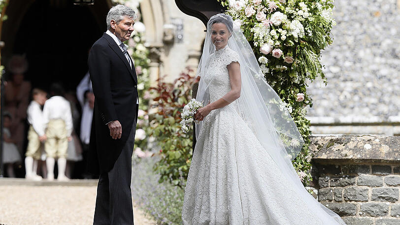 Die Braut kommt mit ihrem Vater Michael Middleton zu ihrer Hochzeit in der St. Mark's Kirche in Englefield.