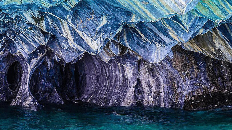 Marble Caves, Chile: Durch die Reflektion des blauen und grünen Wassers erscheinen die Marmorhöhlen am Lago General Carrera im chilenischen Teil Patagoniens noch außergewöhnlicher und beeindruckender als sie bereits durch ihre Form schon sind.