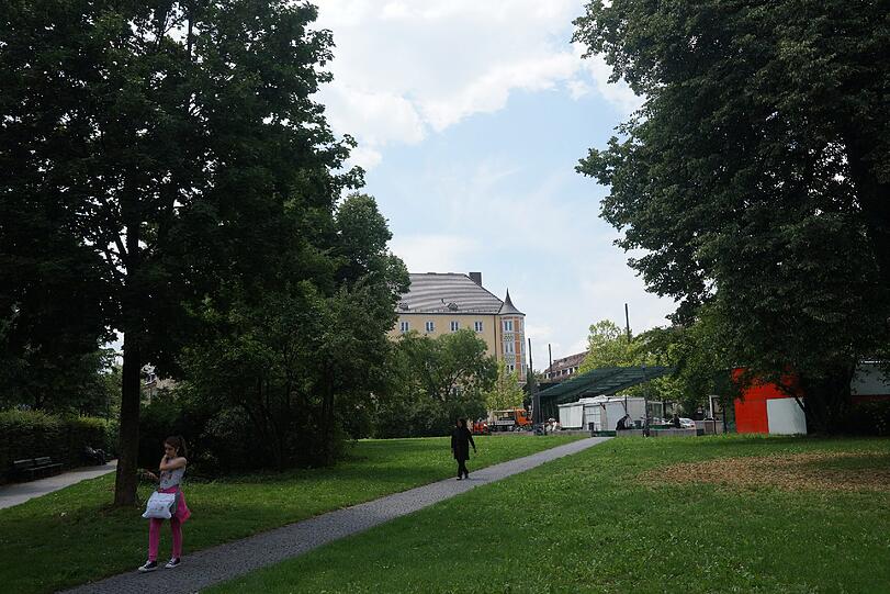 Unter dem Gras liegt ein großer Hohlraum, der soll für Autos geöffnet werden.