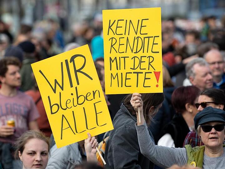 Demonstranten gehen gegen hohe Mieten auf die Straße.