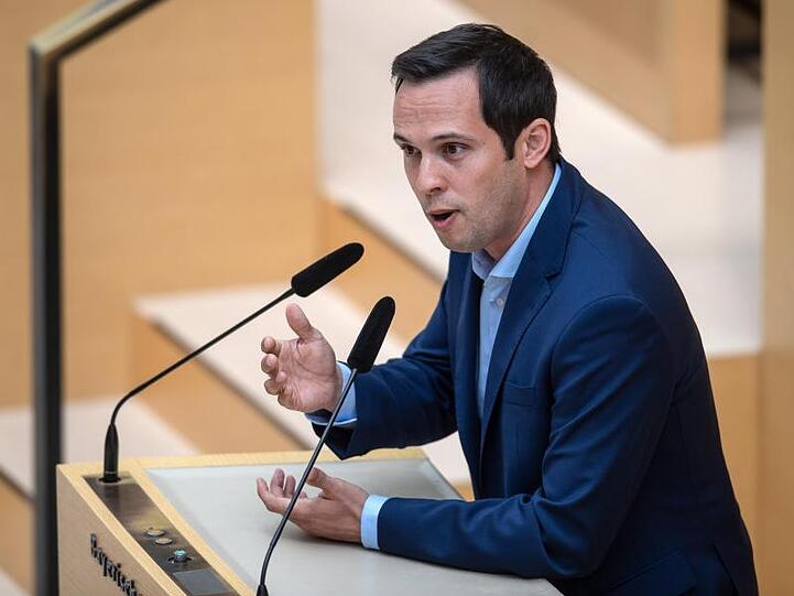 FDP-Fraktionschef Martin Hagen spricht bei einer Sitzung des bayerischen Landtags. Foto: Sina Schuldt/dpa/Archivbild