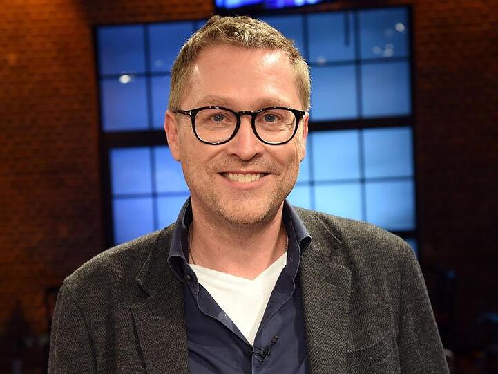 Der Autor Jan Weiler steht nach der Aufzeichnung der Talkshow "Kölner Treff" im Studio. Foto: Henning Kaiser/dpa