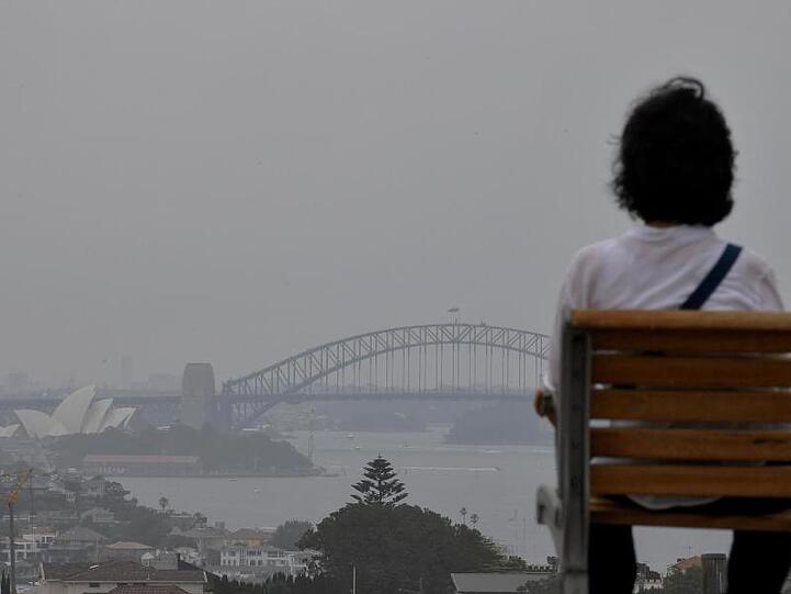 Durch Buschbrände verursachter Rauch liegt über der berühmten Oper in Sydney.