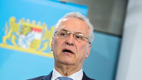 Bayerns Innenminister Joachim Herrmann (CSU) erkennt einen "Corona-Effekt" bei der Kriminalität. (Symbolbild)